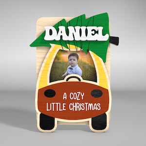 パーソナライズされた Cozy Coupe クリスマスフォトフレーム SVG、Glowforge ファイル (デジタルダウンロード)