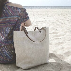 Linen Beach Tote lifestyle photo on beach