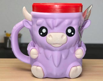 Uchwyt na kubek z lodami Highland Cow z 2 uchwytami na łyżki i uchwytem | Wielokrotnego użytku, drukowany w 3D pokrowiec na lody