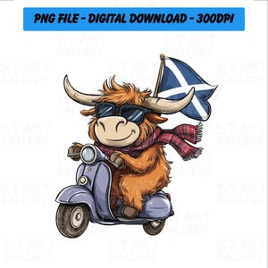 Puede incluir: Ilustración de dibujos animados de una vaca de las Tierras Altas con gafas de sol y bufanda, montada en un scooter morado y ondeando una bandera escocesa. La imagen tiene el texto "PNG FILE - DIGITAL DOWNLOAD - 300DPI" en un rectángulo azul.