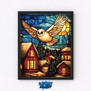 Op de afbeelding: Een ingelijste glas-in-lood kunstdruk met een winterdorpsscène met een vliegende uil. Het kunstwerk toont een warm kleurenpalet met rode huizen, groene bomen en een gele maan tegen een blauwe nachthemel. De print bevat de tekst "DTART GALLERY".