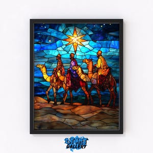 Könnte beinhalten: Ein gerahmtes Buntglas-Kunstwerk, das die drei Weisen auf Kamelen unter einem hellen Stern zeigt. Das Kunstwerk zeigt leuchtende Blau-, Orange- und Lilatöne mit einem schwarzen Rahmen. Das Bild ist ein religiöses Kunstwerk.