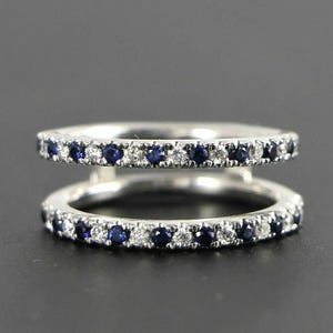 Blauwe saffier en witte ronde diamanten trouwring, verstevigde wrap guard ring, Aggie verlovingsring, 14 kt witgouden versterkerring, ringjack