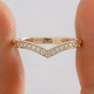 Anillo redondo con diamante cultivado en laboratorio y diseño de chevrón, alianza de boda curvada, regalo para ella, anillo apilable grabado en forma de V, alianza nupcial minimalista y delicada de oro de 14 quilates.