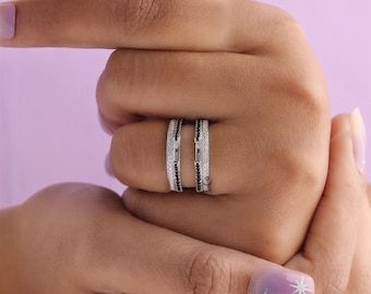 Anillo realzador de moissanita blanca y negra / Anillo de compromiso redondo de moissanita / Anillo de boda con protección envolvente en oro de 14 quilates / Anillo protector realzador de boda