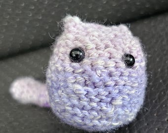 Gatito morado extra pequeñito de crochet