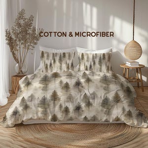 Könnte beinhalten: Bettwäsche-Set mit Walddesign. Die Bettdecke und zwei Kissenbezüge zeigen ein Muster aus stilisierten Bäumen in Braun- und Grüntönen auf neutralem Hintergrund. Der Text "COTTON & MICROFIBER" ist sichtbar. Hergestellt aus Baumwolle und Mikrofaser.