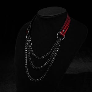 Gargantilla gótica de cuero rojo: collar inspirado en la naturaleza hecho a mano con cadena, collar unisex de día. Más colores.