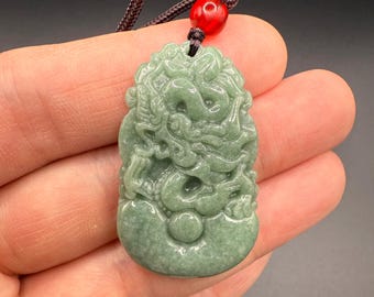 Naturligt grönt jadedrakehänge, handskuret kejserligt halsband, zodiakskyddssmycken