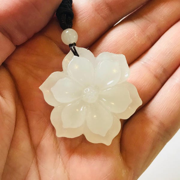 Handgefertigter natürlicher Jade Blumen Rose Anhänger, eleganter handgefertigter Vintage Halsketten-Charme, glückliches Fengshui Geschenk, Jadeschmuck für Mann / Frau