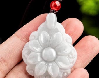 白い翡翠とパールの花モチーフネックレス【一点もの】 白い翡翠とパールの花モチーフネックレス【一点もの】