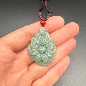 Beautiful Jade Flower Pendant Necklace, Elegant Handcrafted Vintage Jade Necklace.