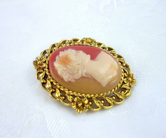 Vintage Cameo Brooch Portrait Brooch Goldtone Orn… - image 3