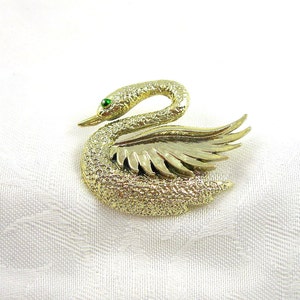 Vintage Gerrys Swan Brooch Goldtone