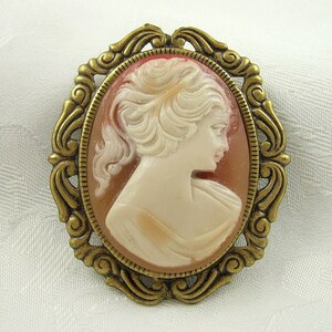 Vintage Cameo Brooch Resin Oval Goldtone