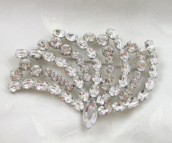 Vintage Garne Jewelry Brooch Rhinestone Crystal F… - image 1