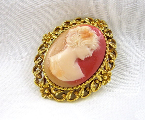 Vintage Cameo Brooch Portrait Brooch Goldtone Orn… - image 2