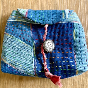 Neceser Sydney de mezclilla reciclada con parches, monedero, funda para teléfono, billetera, organizador y bolsa para accesorios.