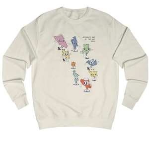 Może przedstawiać: Kremowa bluza z nadrukiem graficznym mapy Zatoki. Mapa składa się z kreskówkowych kształtów różnych hrabstw, każde w innym kolorze i z twarzą. Tekst "ACCURATE MAP OF THE BAY AREA" jest nadrukowany nad mapą.