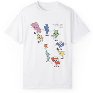 Może przedstawiać: Biała koszulka z kreskówkową mapą obszaru Zatoki. Mapa składa się z różnych kolorowych stanów z twarzami i ramionami. Tekst "Accurate Map of the Bay Area" jest nadrukowany nad mapą.