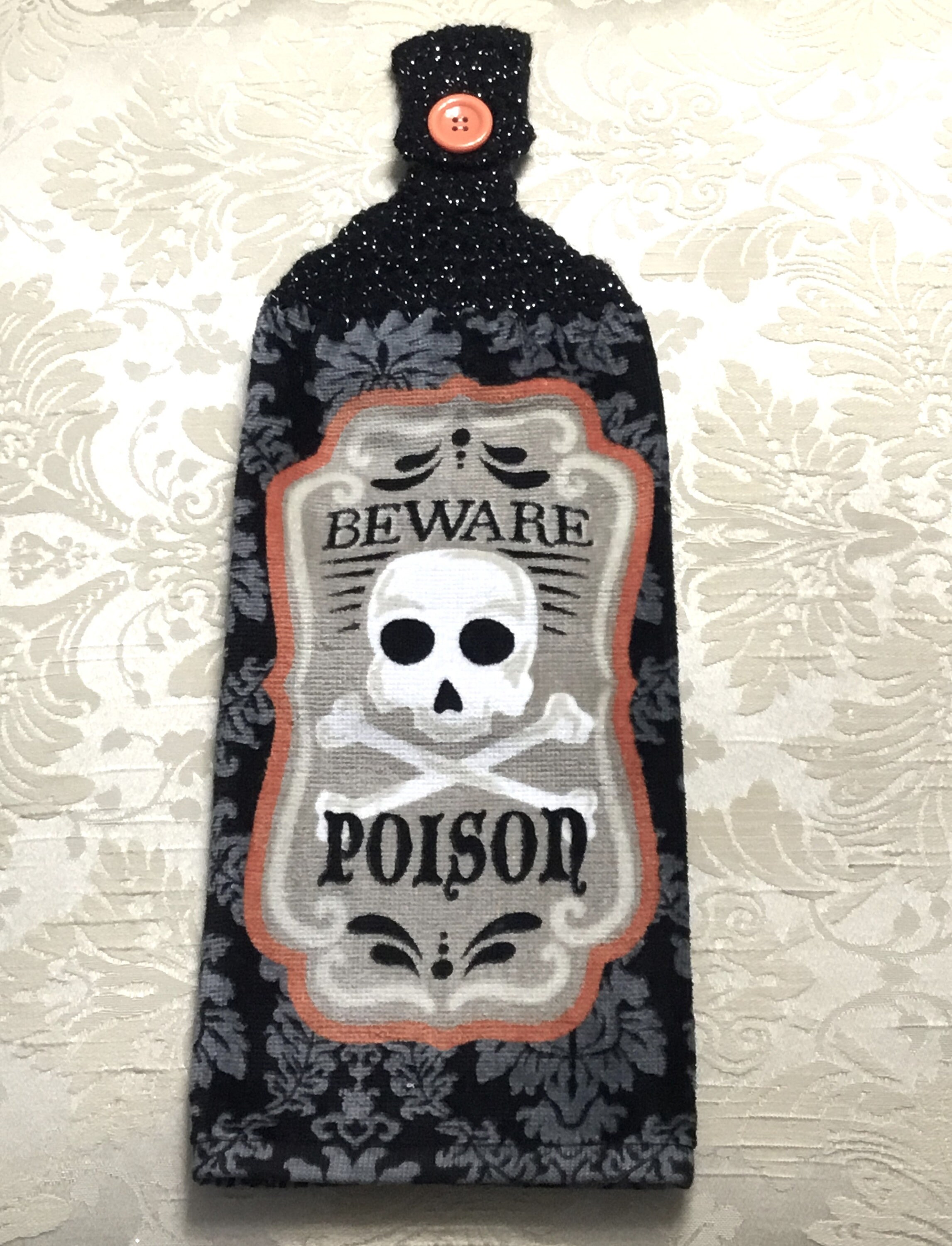 Serviette en peluche tête de mort et os croisés : décoration de cuisine d'Halloween