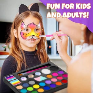 Può includere: Una tavolozza di trucco per il viso nera con 24 colori, tra cui bianco, nero e vari colori vivaci. La tavolozza include anche due pennelli, una spugna e glitter. Il testo "FUN FOR KIDS AND ADULTS!" è visibile sullo sfondo.