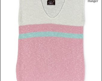 Könnte beinhalten: Ein ärmelloser Pullover mit V-Ausschnitt. Der obere Teil ist weiß, mit einem rosa und hellblau gestreiften Abschnitt über der Brust. Der untere Teil ist rosa. Das Etikett lautet "Gillian Allie I."