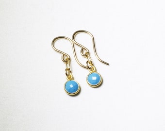 Petites boucles d’oreilles turquoise Boucles d’oreilles turquoise bleues 14k Gold Filled Petit trombone Dangle Bezel Boucle d’oreille Décembre Birthstone BZ-E-205-Turq/g