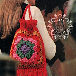 Könnte beinhalten: Eine rote gehäkelte Tasche mit einem bunten quadratischen Muster und Fransen. Die Tasche wird von einer Frau mit langen braunen Haaren getragen.