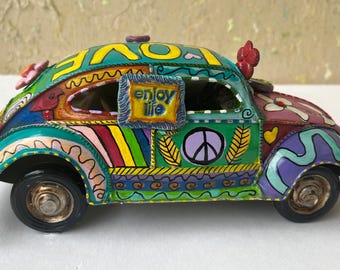VW Bug en miniatura de metal pintado a mano: Love Bug Home Decor