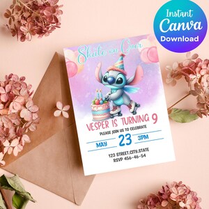 Puede incluir: Un personaje azul de Stitch de Lilo & Stitch está en patines con un pastel de cumpleaños. La invitación dice "Skate on Over" y "Vesper cumple 9 años". La fecha es el 23 de mayo a las 3 pm. La dirección es 123 Street, City, State. El número de RSVP es 456-46-54.