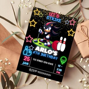 Puede incluir: Una invitación de cumpleaños negra y verde neón con un personaje de dibujos animados con una bola de bolos roja y negra y bolos. La invitación dice "Let's Strike" y "Arlo's 6th Birthday".