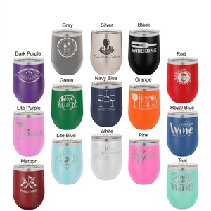 Op de afbeelding: Een verzameling van 16 wijnbekers van roestvrij staal in verschillende kleuren met verschillende gegraveerde ontwerpen. De bekers hebben spreuken zoals "Wine & Clock", "Wine Football", "Let's Talk Wine", "It's Always Wine O'Clock" en "Smile Wine".