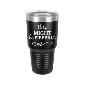 Op de afbeelding: Een zwarte roestvrijstalen beker met een witte inscriptie die "this MIGHT be FIREBALL" luidt.