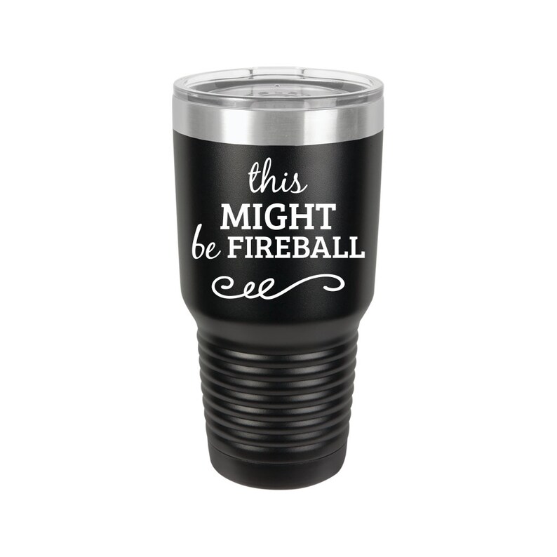 Op de afbeelding: Een zwarte roestvrijstalen beker met een witte inscriptie die "this MIGHT be FIREBALL" luidt.