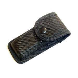 Puede incluir: Funda de nylon negra con cierre a presi&oacute;n para una navaja de bolsillo.