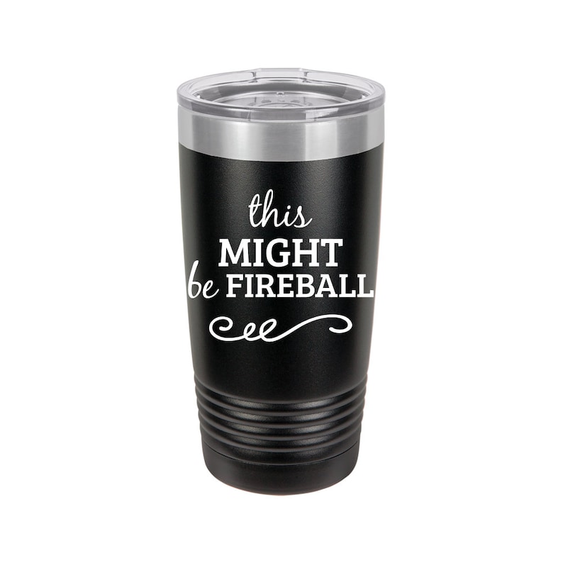 Op de afbeelding: Een zwarte roestvrijstalen beker met een witte inscriptie die "this MIGHT be FIREBALL" luidt.