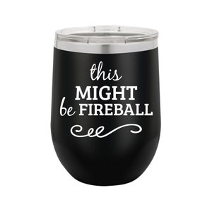 Op de afbeelding: Een zwarte roestvrijstalen wijnglas met een witte inscriptie die "this MIGHT be FIREBALL" luidt.