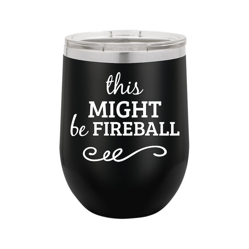 Op de afbeelding: Een zwarte roestvrijstalen wijnglas met een witte inscriptie die "this MIGHT be FIREBALL" luidt.