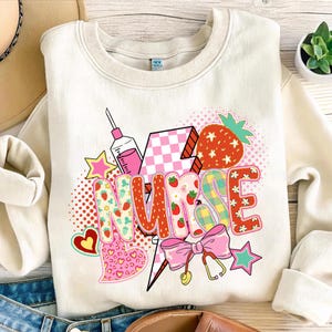 Adrette Krankenschwester Erdbeer Glitter Kokette Schleife Png, süße Erdbeere Blumen Nicu / RN / CNA Png, Alltag Png, Preppy Krankenschwester Png, Sommer kariert
