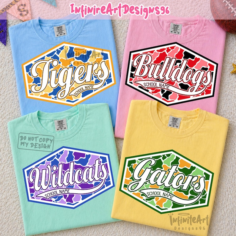 Op de afbeelding: Vier T-shirts met korte mouwen in lichtblauw, roze, mintgroen en geel. Elk shirt heeft een zeshoekige afbeelding met een camouflagepatroon en witte tekst in scriptstijl met de woorden Tigers, Bulldogs, Wildcats of Gators en School Name.