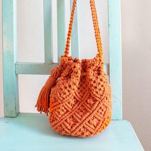 SAC À BANDOULIÈRE Boho Chic Macramé | Sac seau fait main en coton recyclé | Mode durable | Couleur orange terre cuite