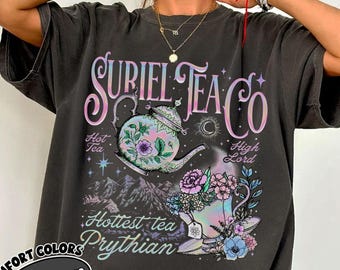 Camiseta Comfort Colors® Suriel Tea Co, camiseta Fantasy Reader, camiseta Acotar, camiseta Una Corte de Rosas y Espinas, regalo para amantes de los libros, camiseta para amantes de los libros
