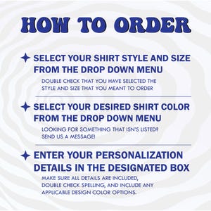 Puede incluir: Un gr&aacute;fico con instrucciones sobre c&oacute;mo pedir una camiseta. El texto dice "HOW TO ORDER" en azul, seguido de los pasos: seleccionar estilo y talla, seleccionar color e ingresar detalles de personalizaci&oacute;n. El fondo tiene un patr&oacute;n ondulado.