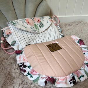 Könnte beinhalten: Zwei rosa und weiße Stofftaschen mit Rüschenbesatz. Die kleinere Tasche ist gesteppt und hat ein braunes Etikett mit der Aufschrift "Hand Made Fashion with Love".
