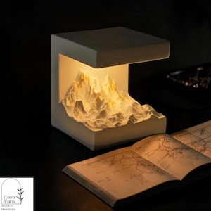 Luminária de mesa com LED que muda de cor e aroma de montanha.