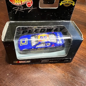 NASCAR ホット ホイール スクエア D モンテカルロ #55 ケニー ウォレス 1:64 スケール #27352