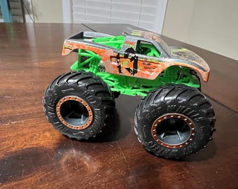 Hot Wheels Monster Jam Monster Trucks Baja Buster 1:64