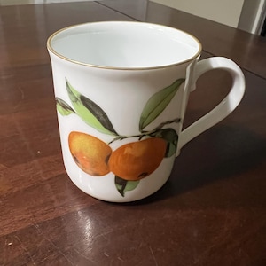 1961 Royal Worcester England Evesham Fine Porcelain Mug Gold Rim Oranges Berries