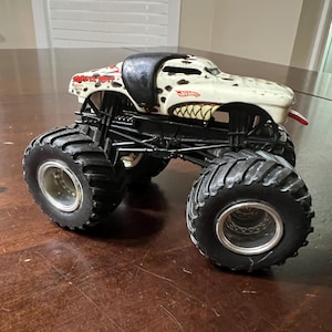 Hot Wheels Monster Truck Monster Mutt Diecast 1:64 A